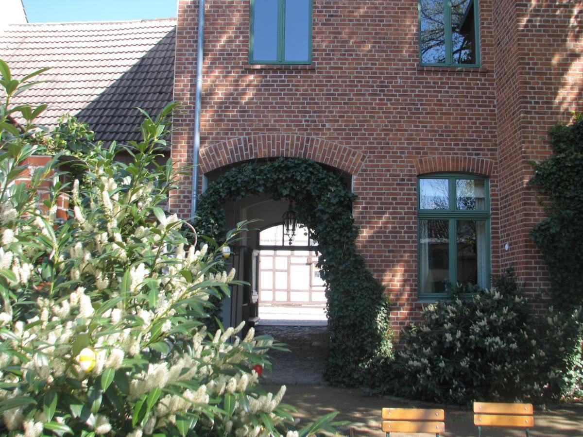 Gasthaus Und Pension "Zum Hauenden Schwein" Woerlitz Exterior foto