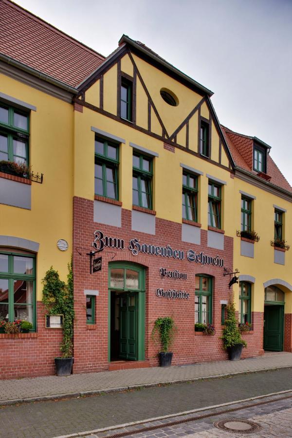 Gasthaus Und Pension "Zum Hauenden Schwein" Woerlitz Exterior foto