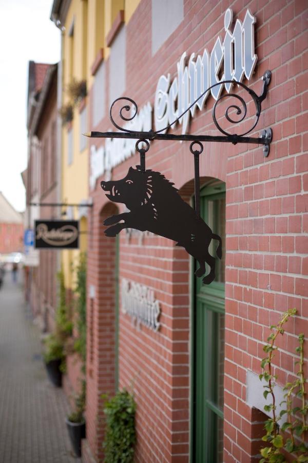 Gasthaus Und Pension "Zum Hauenden Schwein" Woerlitz Exterior foto