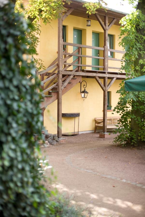 Gasthaus Und Pension "Zum Hauenden Schwein" Woerlitz Exterior foto