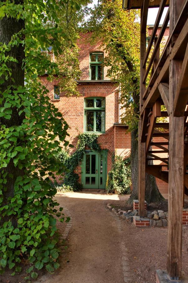 Gasthaus Und Pension "Zum Hauenden Schwein" Woerlitz Exterior foto