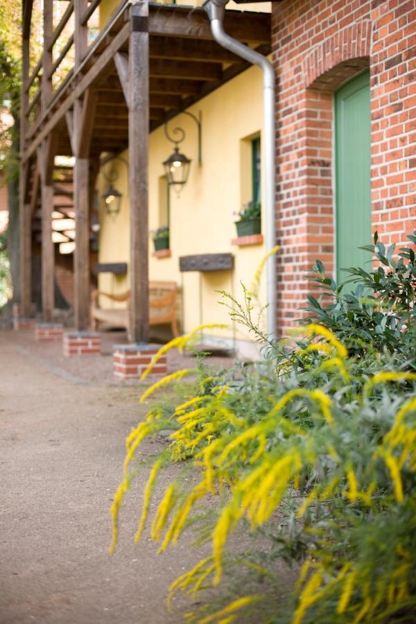 Gasthaus Und Pension "Zum Hauenden Schwein" Woerlitz Exterior foto